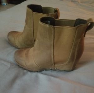 Sorel camel color wedge boots